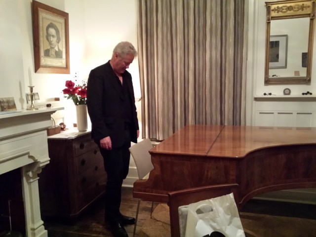 Mijn geliefde echtgenoot Erik Menkveld in 2013 bij de Erard van Alphons Diepenbrock. Eriks roman over de componisten Matthijs Vermeulen en Alphons Diepenbrock is sinds vorige week in achtste druk.