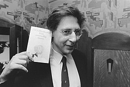 Maarten_Biesheuvel_met_Boekenweekgeschenk88,_Bestanddeelnr_934-1901